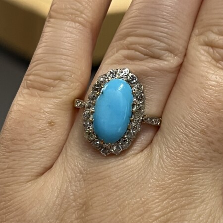 Bague en or jaune, platine, turquoise cabochon de taille ovale et diamants de taille ancienne