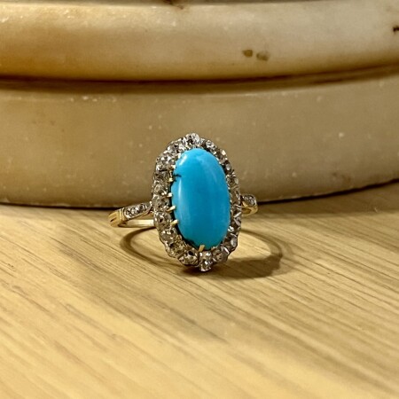 Bague en or jaune, platine, turquoise cabochon de taille ovale et diamants de taille ancienne