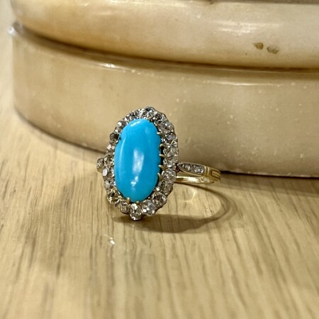 Bague en or jaune, platine, turquoise cabochon de taille ovale et diamants de taille ancienne