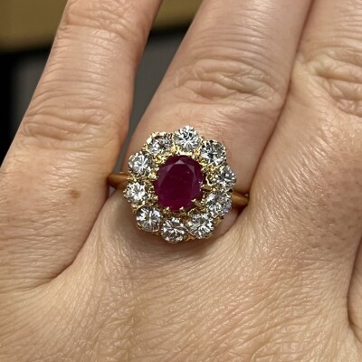 Bague Marguerite en or jaune, rubis de taille ovale de 0,80 carat et diamants