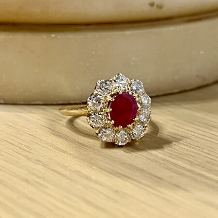 Bague Marguerite en or jaune, rubis de taille ovale de 0,80 carat et diamants