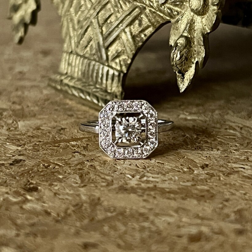 Bague en or blanc, monture d’inspiration Art Déco, sertie d’un diamant central de 0,50 carat et diamants