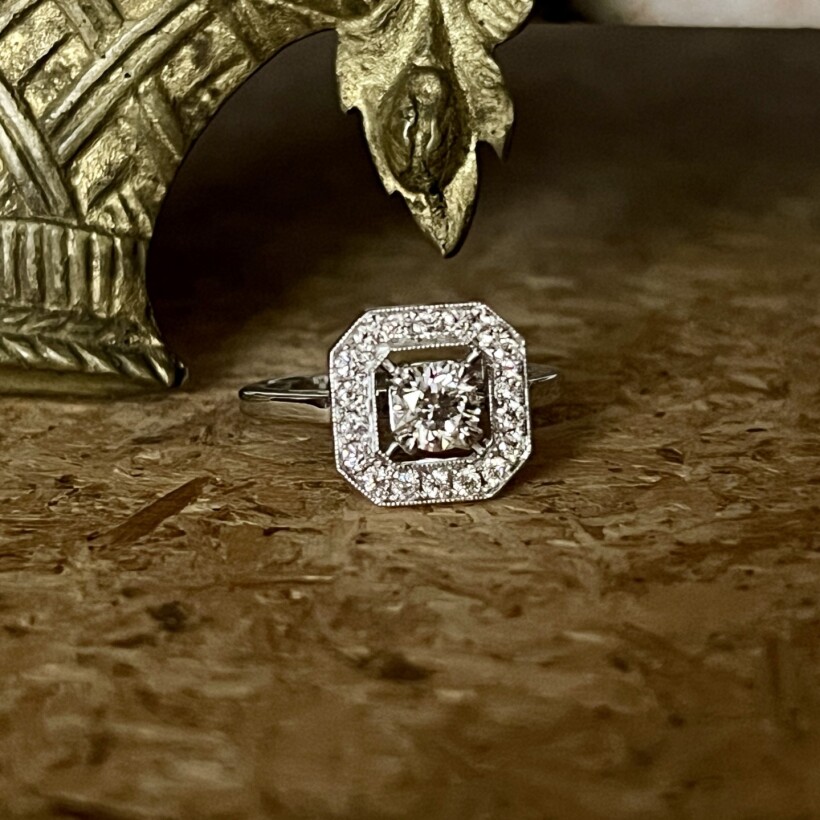 Bague en or blanc, monture d’inspiration Art Déco, sertie d’un diamant central de 0,50 carat et diamants