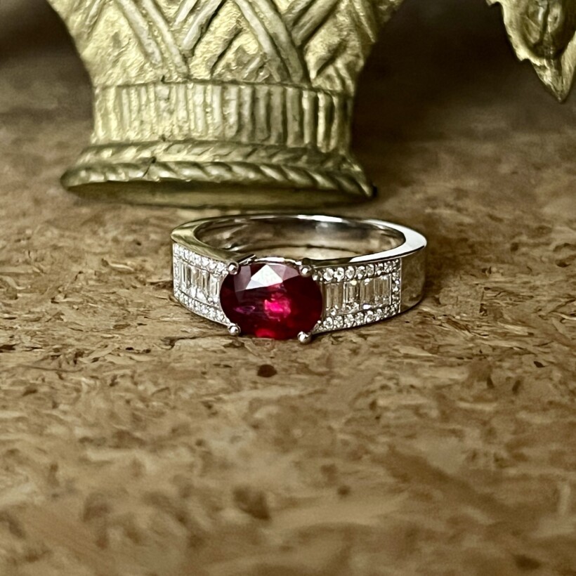 Bague Traviata en or blanc, rubis de 1,27 carat, diamants de taille baguette et diamants