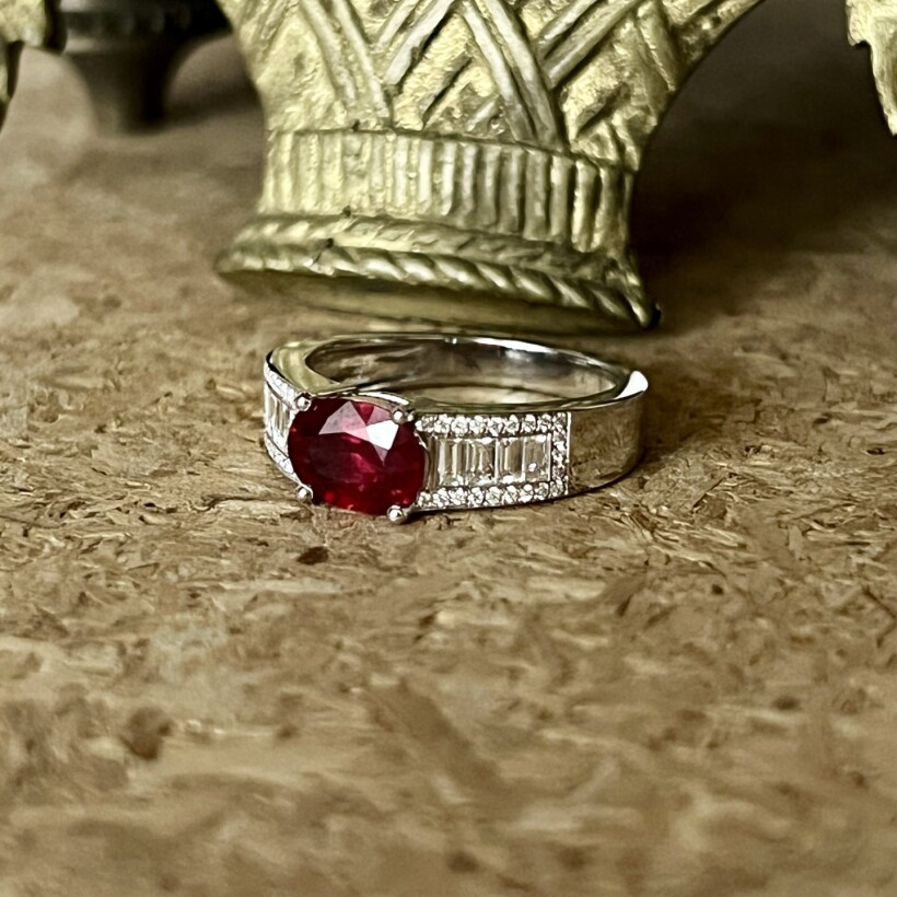 Bague Traviata en or blanc, rubis de 1,27 carat, diamants de taille baguette et diamants