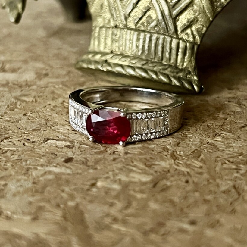 Bague Traviata en or blanc, rubis de 1,27 carat, diamants de taille baguette et diamants