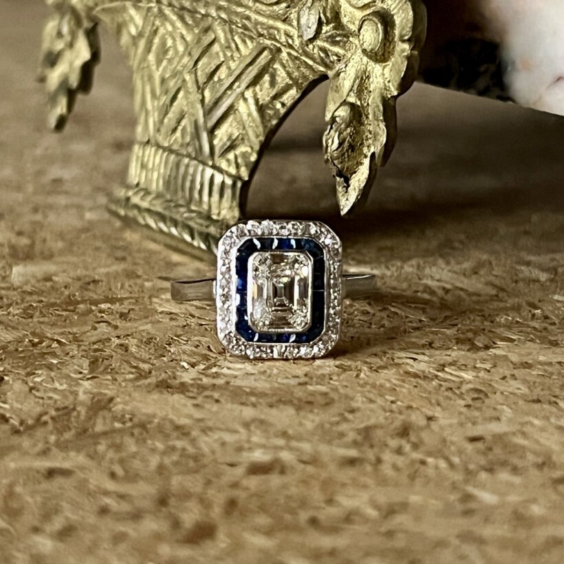 Bague Art Déco en or blanc, platine, diamant central de taille émeraude de 1,10 carat, saphirs et diamant vers 1930
