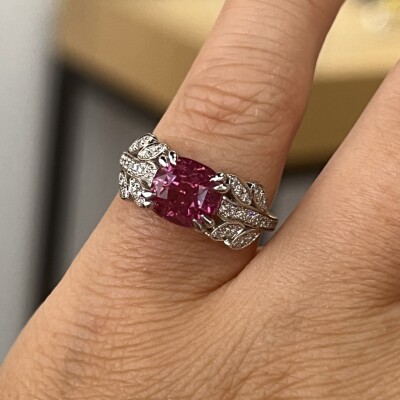 Bague en or blanc, saphir padparadscha de taille coussin de 3,19 carats et diamants