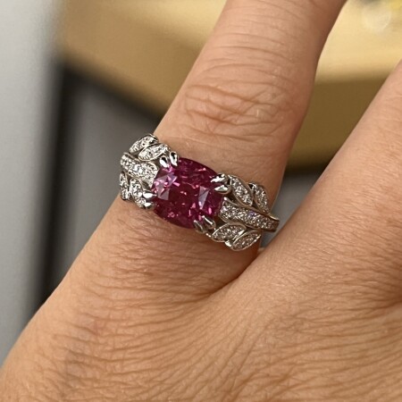 Bague en or blanc, saphir padparadscha de taille coussin de 3,19 carats et diamants