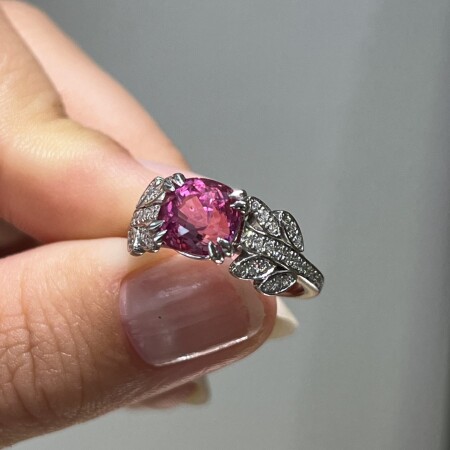 Bague en or blanc, saphir padparadscha de taille coussin de 3,19 carats et diamants