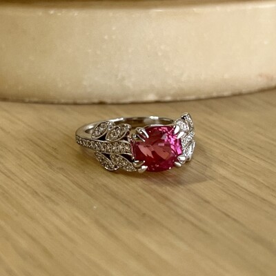 Bague en or blanc, saphir padparadscha de taille coussin de 3,19 carats et diamants