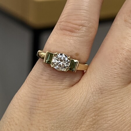 Bague en or jaune, diamant central de 0,82 carat blanc H VS1 et tourmalines vertes de taille émeraude