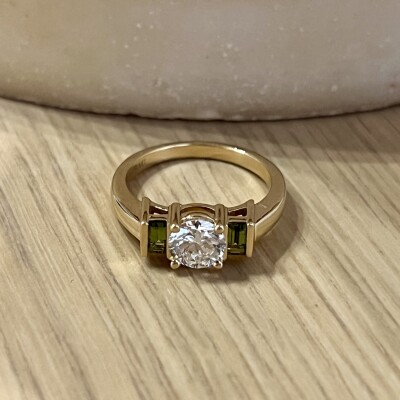 Bague en or jaune, diamant central de 0,82 carat blanc H VS1 et tourmalines vertes de taille émeraude