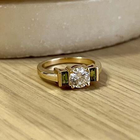 Bague en or jaune, diamant central de 0,82 carat blanc H VS1 et tourmalines vertes de taille émeraude