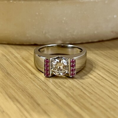 Bague Victoire en or blanc, diamant central de 0,75 carat blanc exceptionnel E SI1 et saphirs roses