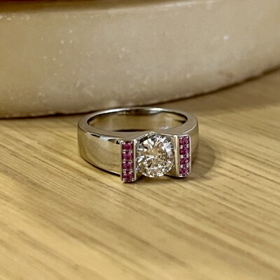 Bague Victoire en or blanc, diamant central de 0,75 carat blanc exceptionnel E SI1 et saphirs roses