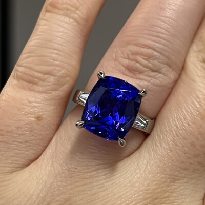 Bague en platine, tanzanite de taille coussin de 8,35 carats et diamants de taille tapers