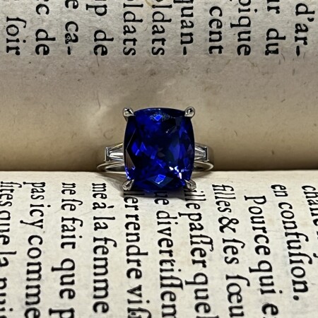 Bague en platine, tanzanite de taille coussin de 8,35 carats et diamants de taille tapers