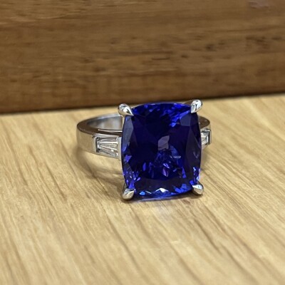 Bague en platine, tanzanite de taille coussin de 8,35 carats et diamants de taille tapers