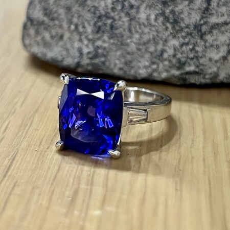 Bague en platine, tanzanite de taille coussin de 8,35 carats et diamants de taille tapers