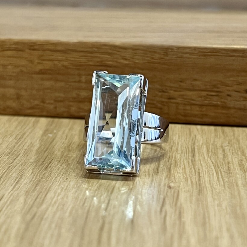 Bague en or blanc et aigue-marine de taille émeraude