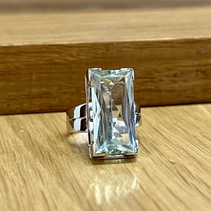 Bague en or blanc et aigue-marine de taille émeraude