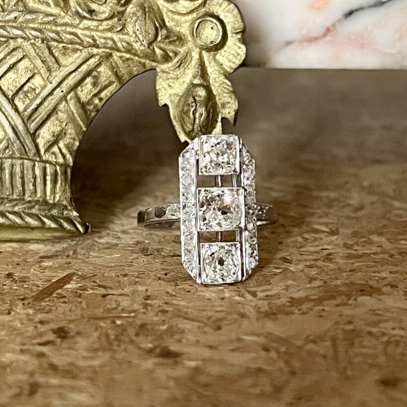 Bague Art Déco en platine et diamants de taille ancienne vers 1930