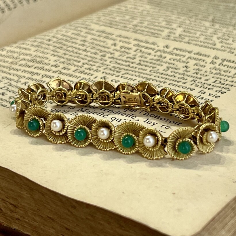 Bracelet en or jaune de 43,16 grammes, perles de culture et agates vertes vers 1960