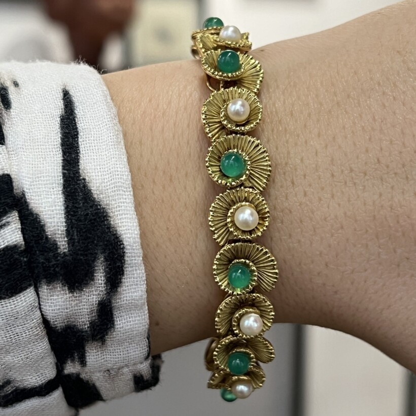 Bracelet en or jaune de 43,16 grammes, perles de culture et agates vertes vers 1960