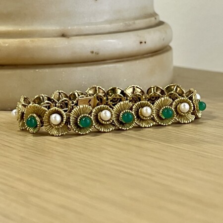 Bracelet en or jaune de 43,16 grammes, perles de culture et agates vertes vers 1960