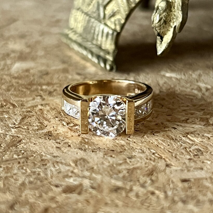 Bague en or jaune, diamant central de 1,93 carat et diamants de taille princesse