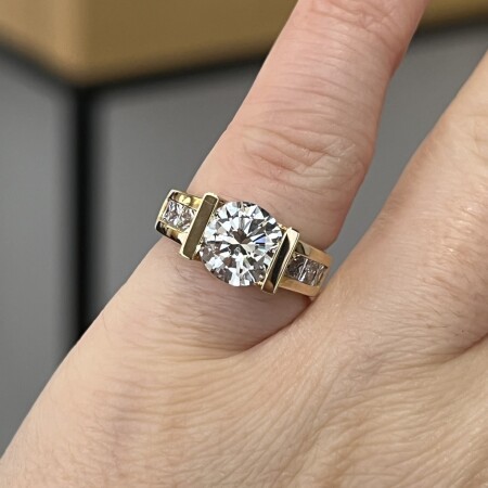 Bague en or jaune, diamant central de 1,93 carat et diamants de taille princesse