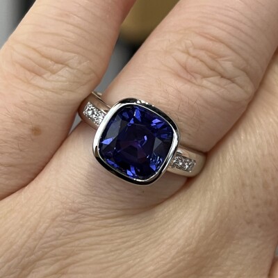 Bague en or blanc, tanzanite de taille coussin de 4,12 carats et diamants