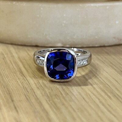 Bague en or blanc, tanzanite de taille coussin de 4,12 carats et diamants