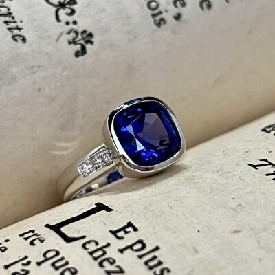 Bague en or blanc, tanzanite de taille coussin de 4,12 carats et diamants