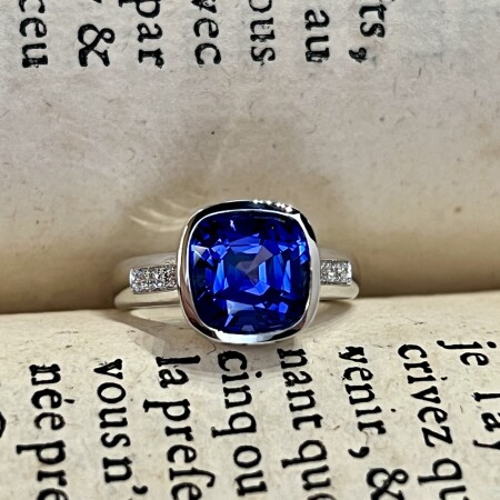 Bague en or blanc, tanzanite de taille coussin de 4,12 carats et diamants