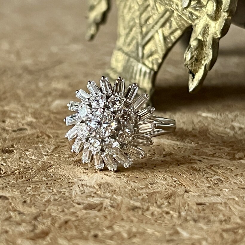 Bague Dôme en platine, diamant central de 0,40 carat blanc H VS, diamants de taille baguettes et diamants vers 1950