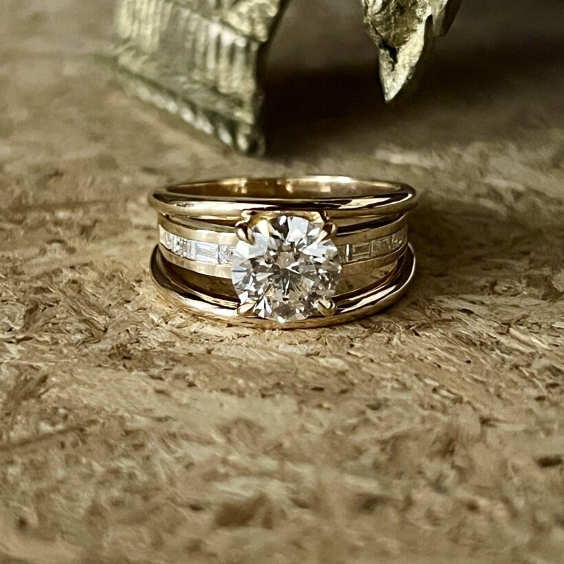 Bague en or jaune, diamant central de 1,58 carat extra blanc G SI1 et diamants de taille baguette