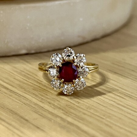 Bague Marguerite en or jaune, rubis de taille ovale de 0,80 carat et diamants