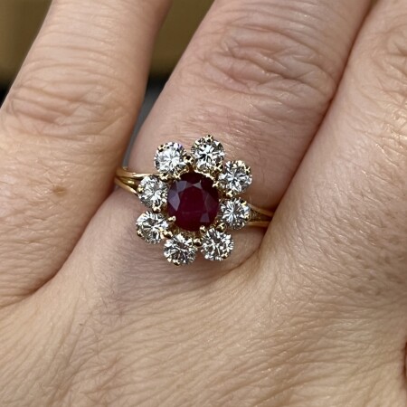 Bague Marguerite en or jaune, rubis de taille ovale de 0,80 carat et diamants