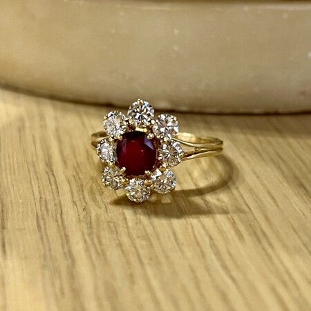 Bague Marguerite en or jaune, rubis de taille ovale de 0,80 carat et diamants