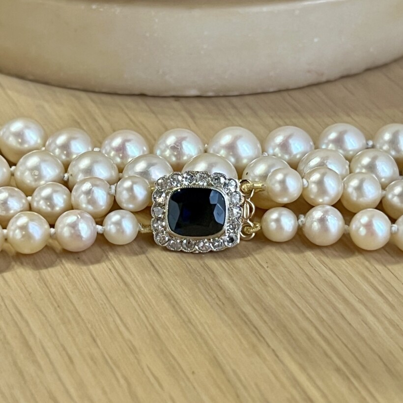 Collier double rangs de perles de culture, fermoir en or jaune et or blanc sertie d’un saphir de 1,80 carat et de diamants