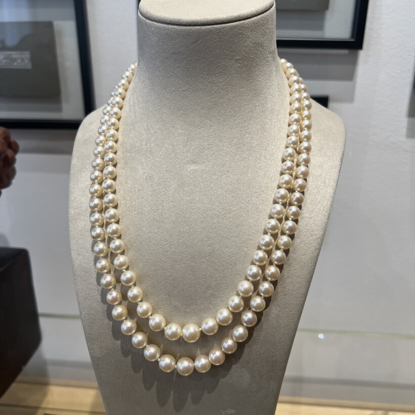 Collier double rangs de perles de culture, fermoir en or jaune et or blanc sertie d’un saphir de 1,80 carat et de diamants
