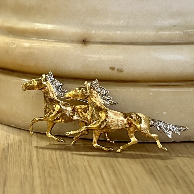 Broche chevaux galopant en or jaune et or blanc sertie de diamants