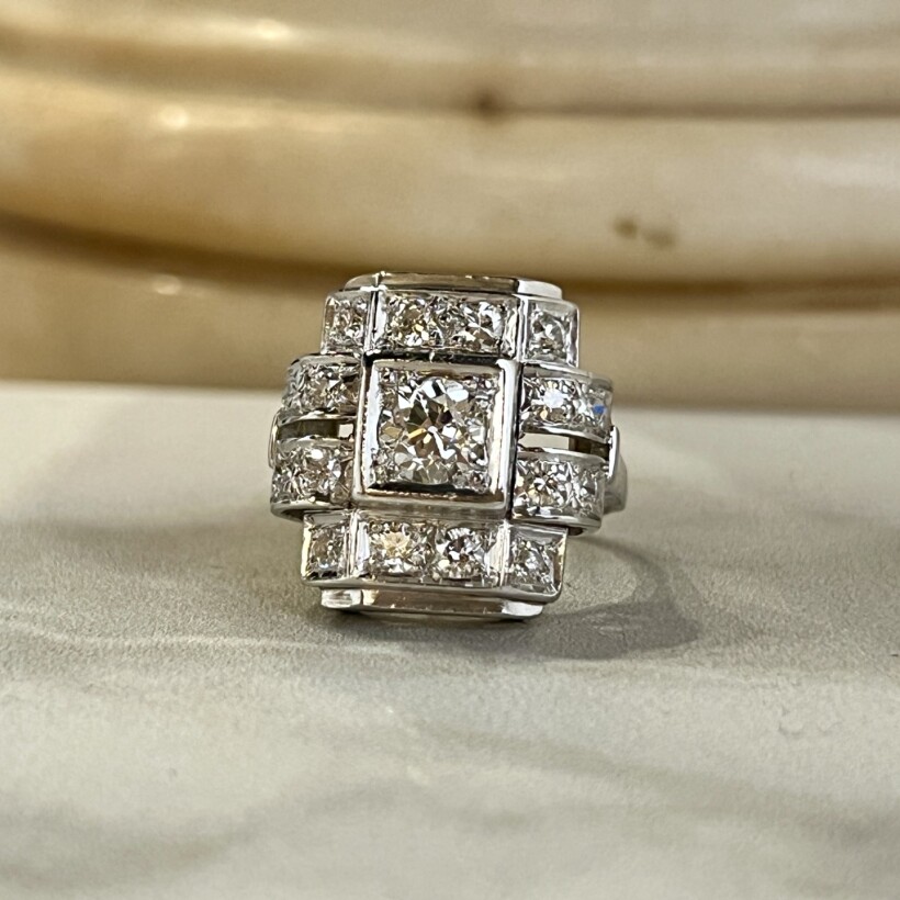Bague Art Déco en or blanc, platine, diamant central de taille ancienne de 0,60 carat et diamants vers 1930