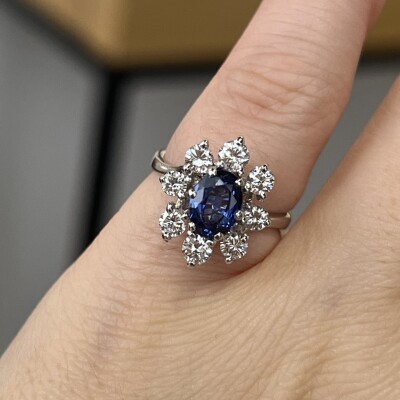 Bague Marguerite en or blanc, saphir de taille ovale de 0,70 carat et diamants