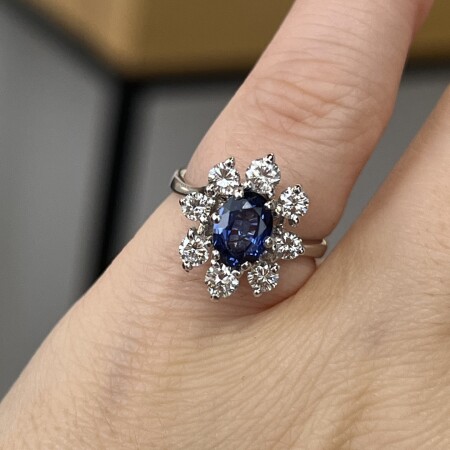 Bague Marguerite en or blanc, saphir de taille ovale de 0,70 carat et diamants