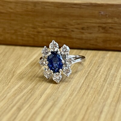 Bague Marguerite en or blanc, saphir de taille ovale de 0,70 carat et diamants