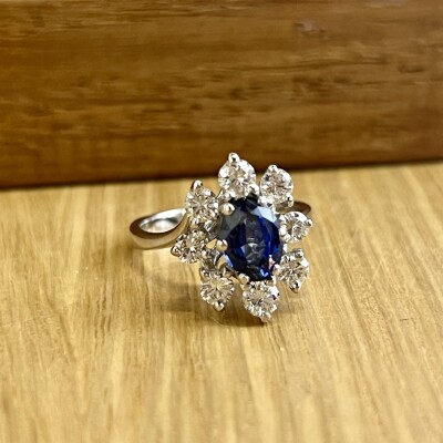 Bague Marguerite en or blanc, saphir de taille ovale de 0,70 carat et diamants