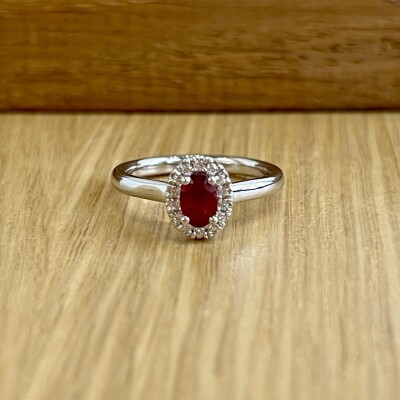 Bague en or blanc, rubis de taille ovale de 0,57 carat et diamants